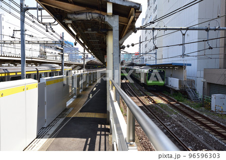 東京都渋谷区JR代々木駅の風景 96596303