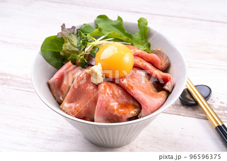 ローストビーフ丼（たれかけ） 96596375