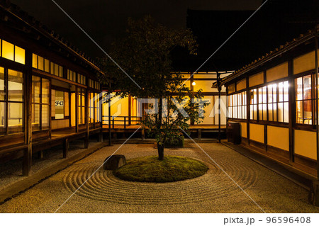 京都東山の秋 建仁寺 紅葉ライトアップ 〇△□乃庭 京都東山の秋 建仁寺 紅葉ライトアップ 〇△□乃庭 96596408