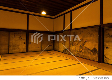 京都東山の秋　建仁寺　建仁寺障壁画「花鳥図（複製）」 96596409