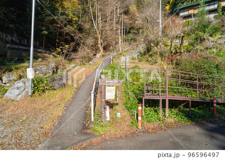 本仁田山の登山口（奥多摩駅側） 96596497