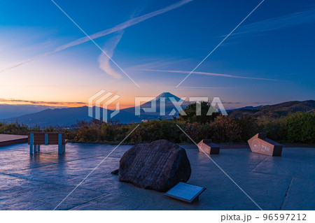 （静岡県）十国峠展望台から望む富士山　夕景 96597212