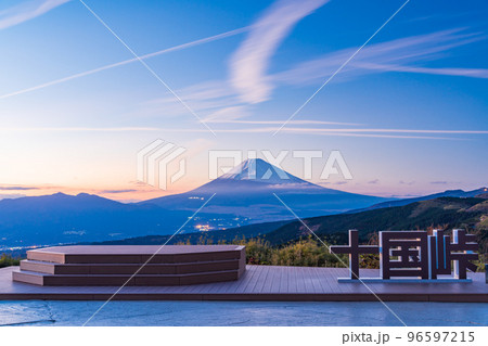 （静岡県）十国峠展望台から望む富士山　夕景 96597215
