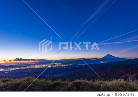 （静岡県）十国峠展望台から望む富士山　夕景 96597245