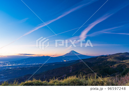 （静岡県）十国峠展望台から望む富士山　夕景 96597248