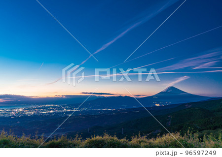 （静岡県）十国峠展望台から望む富士山　夕景 96597249