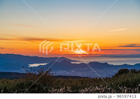 （静岡県）十国峠から望む駿河湾の夕景 96597413