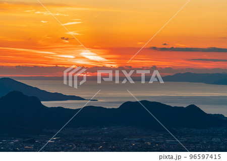 （静岡県）十国峠から望む駿河湾の夕景 96597415