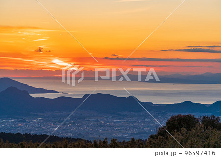 (静岡県)十国峠から望む駿河湾の夕景 (静岡県)十国峠から望む駿河湾の夕景 96597416