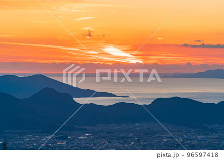 （静岡県）十国峠から望む駿河湾の夕景 96597418