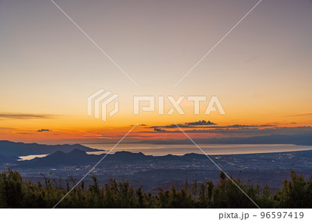 （静岡県）十国峠から望む駿河湾の夕景 96597419