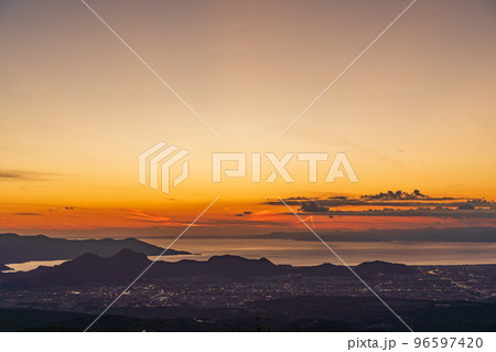 (静岡県)十国峠から望む駿河湾の夕景 (静岡県)十国峠から望む駿河湾の夕景 96597420