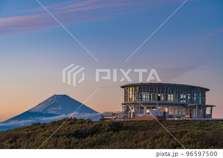 (静岡県)十国峠展望台から望む富士山 夕景 (静岡県)十国峠展望台から望む富士山 夕景 96597500