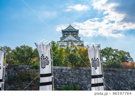【大阪城天守閣】秋の大阪城公園 96597764