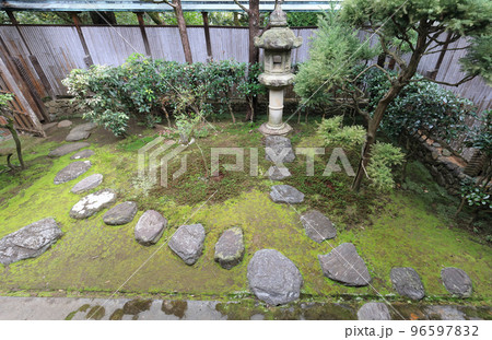 旧広瀬邸の新座敷の茶室の坪庭。 96597832