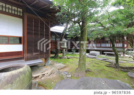 旧広瀬邸の新座敷と母屋の間の庭。 旧広瀬邸の新座敷と母屋の間の庭。 96597836