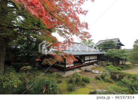 秋の旧広瀬邸。内庭の紅葉と新座敷、母屋。 96597854