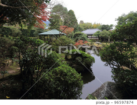 秋の旧広瀬邸。内庭の紅葉と心字池、潺潺亭、新座敷。 96597874