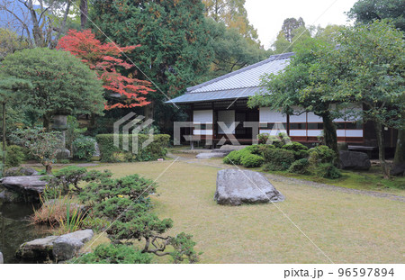 秋の旧広瀬邸。内庭の紅葉と新座敷。 秋の旧広瀬邸。内庭の紅葉と新座敷。 96597894