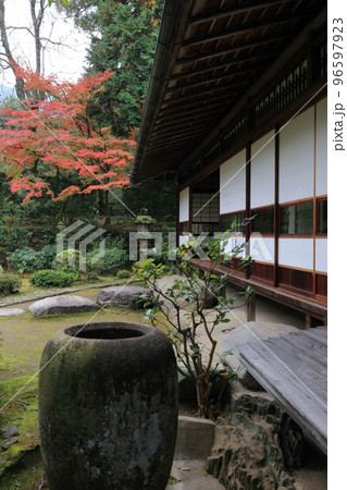 秋の旧広瀬邸。新座敷前の内庭の紅葉。 96597923