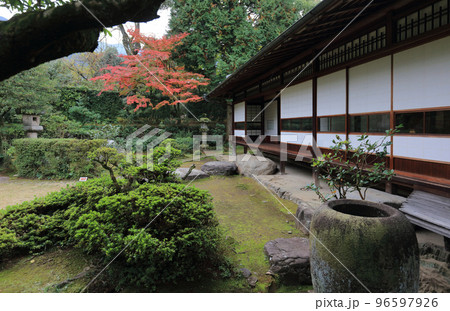 秋の旧広瀬邸。新座敷前の内庭の紅葉。 秋の旧広瀬邸。新座敷前の内庭の紅葉。 96597926