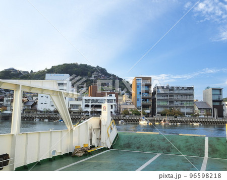 広島県 渡船と尾道の町並み 10月 広島県 渡船と尾道の町並み 10月 96598218