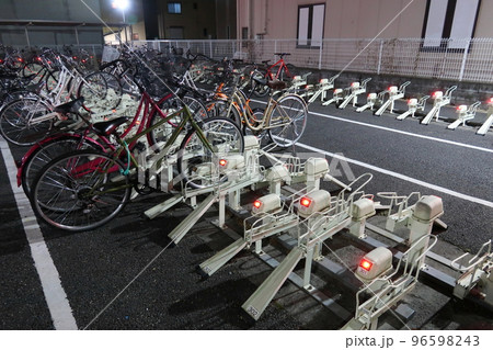 夜の有料駐輪場 96598243