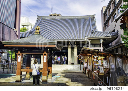 東京都・豊島区　旧中山道沿いの巣鴨地蔵通り商店街　とげぬき地蔵尊高岩寺 96598254