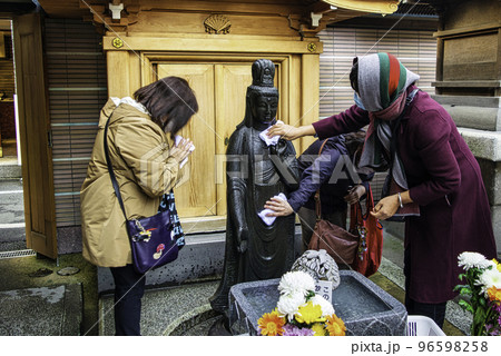 東京都・豊島区　旧中山道沿いの巣鴨地蔵通り商店街　とげぬき地蔵尊高岩寺の洗い観音 96598258