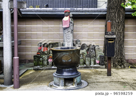 東京都・豊島区　旧中山道沿いの巣鴨地蔵通り商店街　とげぬき地蔵尊高岩寺 96598259