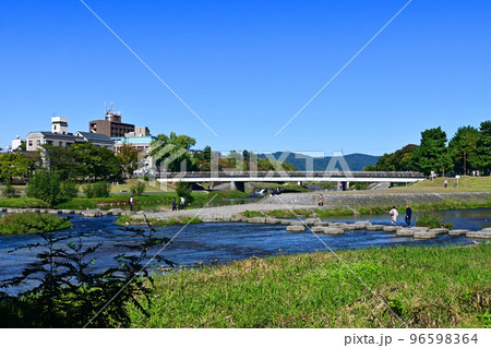 秋晴れの京都市下鴨の鴨川デルタを歩く 96598364
