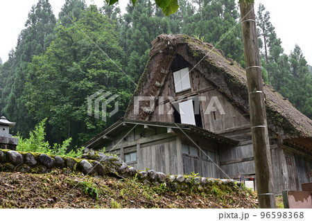 白川郷合掌造り 茅葺屋根 山里 原風景 日本の秘境 白川郷合掌造り 茅葺屋根 山里 原風景 日本の秘境 96598368