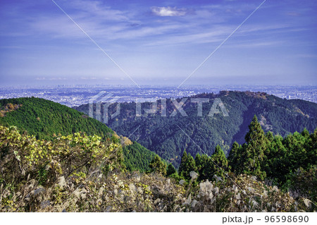 東京都 明治の森高尾国定公園 小仏城山の山頂 高尾山と都心方面の眺め 晩秋 東京都 明治の森高尾国定公園 小仏城山の山頂 高尾山と都心方面の眺め 晩秋 96598690