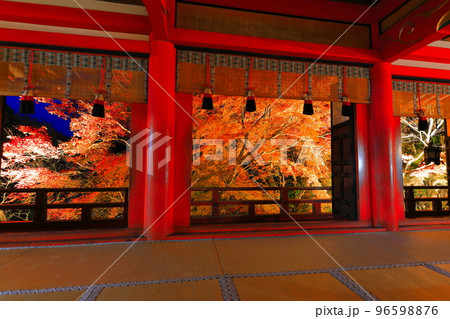 【奈良県】談山神社拝殿から見た紅葉ライトアップ 【奈良県】談山神社拝殿から見た紅葉ライトアップ 96598876