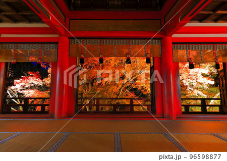 【奈良県】談山神社拝殿から見た紅葉ライトアップ 【奈良県】談山神社拝殿から見た紅葉ライトアップ 96598877