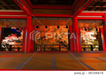 【奈良県】談山神社拝殿から見た紅葉ライトアップ 【奈良県】談山神社拝殿から見た紅葉ライトアップ 96598878