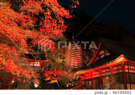 【奈良県】談山神社の紅葉ライトアップ（十三重塔と神廟拝所） 96598882