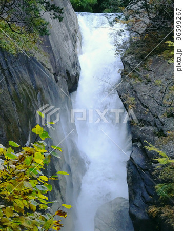 水煙を上げる昇仙峡の仙娥滝/山梨県甲府市【秩父多摩甲斐国立公園】 水煙を上げる昇仙峡の仙娥滝/山梨県甲府市【秩父多摩甲斐国立公園】 96599267