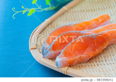 鮭 サケ 海鮮イメージ黒背景素材 96599641