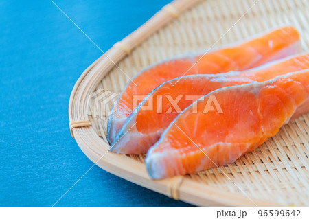 鮭 サケ 海鮮イメージ黒背景素材 鮭 サケ 海鮮イメージ黒背景素材 96599642