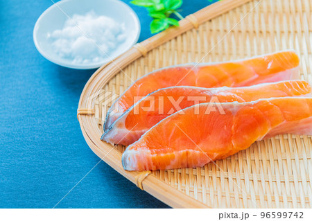 新鮮 鮭の切身 海鮮イメージ黒背景素材 96599742