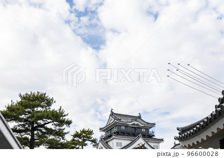 岡崎城上空を飛行するブルーインパルス 岡崎城上空を飛行するブルーインパルス 96600028