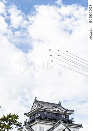 岡崎城上空を飛行するブルーインパルス 96600038