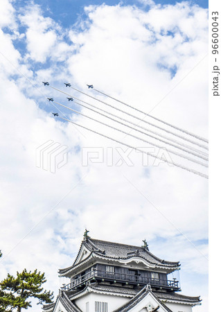 岡崎城上空を飛行するブルーインパルス 岡崎城上空を飛行するブルーインパルス 96600043
