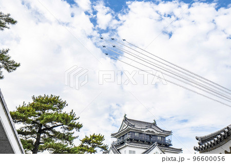 岡崎城上空を飛行するブルーインパルス 96600056