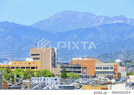 岐阜県大垣市 大垣城天守閣から見た大垣市街地の眺め(伊吹山方面) 岐阜県大垣市 大垣城天守閣から見た大垣市街地の眺め(伊吹山方面) 96600404