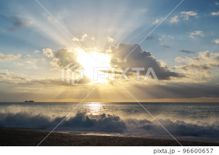 七里御浜から朝の薄明光線を臨む 96600657