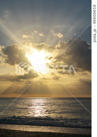 七里御浜から朝の薄明光線を臨む 七里御浜から朝の薄明光線を臨む 96600658