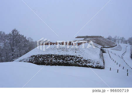 雪に覆われた、東日本最大の前方後円墳、森将軍塚古墳 96600719