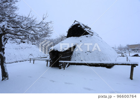 雪の積もった 千曲市森将軍塚古墳館 科野の村 復元住居 雪の積もった 千曲市森将軍塚古墳館 科野の村 復元住居 96600764